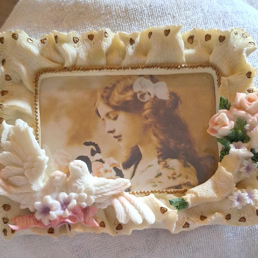 Vintage-Inspired Cream and Pink Decorative Frame With Doves 4 By 8